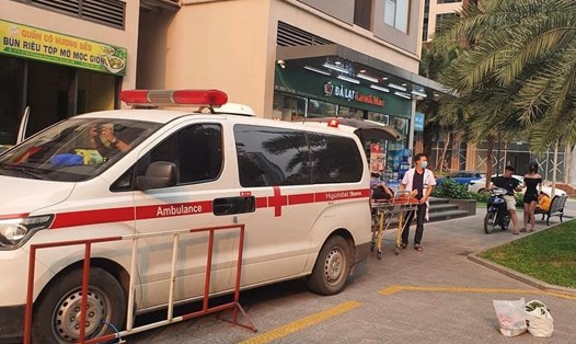 Chiếc xe cứu thương bị khóa bánh vào chiều 29.4. Ảnh: Người dân cung cấp