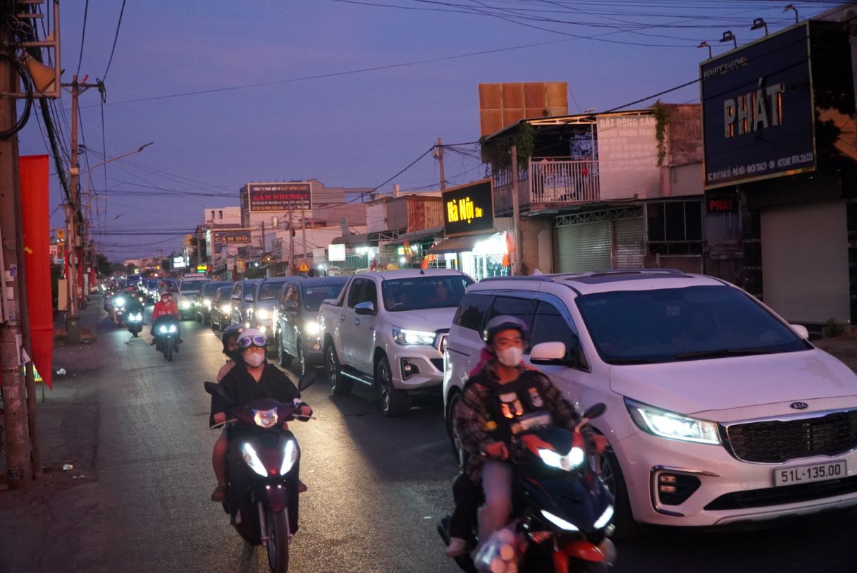 Càng về tối, lượng phương tiện đổ về đây càng đông. Dự báo, tình trạng ùn ứ này sẽ còn tái diễn trong ngày mai 1.5 (ngày cuối cùng của kì nghỉ lễ).