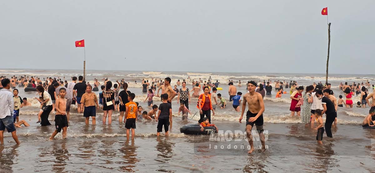 Lượng khách đổ về bãi biển Cồn Vành đông kỷ lục chiều 30.4. Ảnh: Trung Du