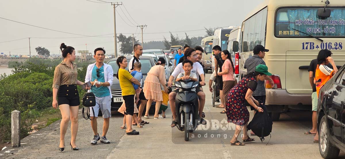 Ngay từ 17h đã bắt đầu xuất hiện tắc nghẽn phương tiện. Ảnh: Trung Du