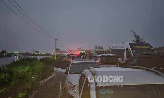 Đến hơn 19h tối ngày 30.4, lượng lớn xe cộ, phương tiện vẫn bị kẹt tắc trên đường dẫn ra biển Cồn Vành (xã Nam Phú, huyện Tiền Hải, tỉnh Thái Bình). Ảnh: Trung Du