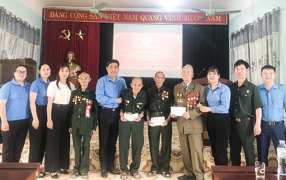 Đoàn công tác của LĐLĐ tỉnh Điện Biên tặng quà tri ân các Chiến sĩ Điện Biên tại huyện Tuần Giáo. Ảnh: Trần Nga
