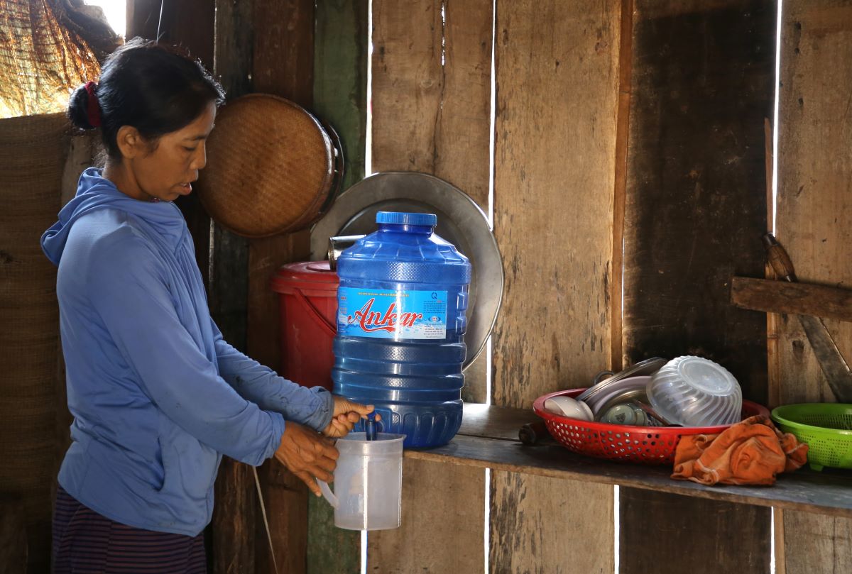 Nước ở Khu tái định cư tránh lũ khẩn cấp Tà Rụt 1 ị ô nhiễm, nên bà Hồ Thị Hà phải mua nước bình sử dụng quanh năm. Ảnh: Hưng Thơ.
