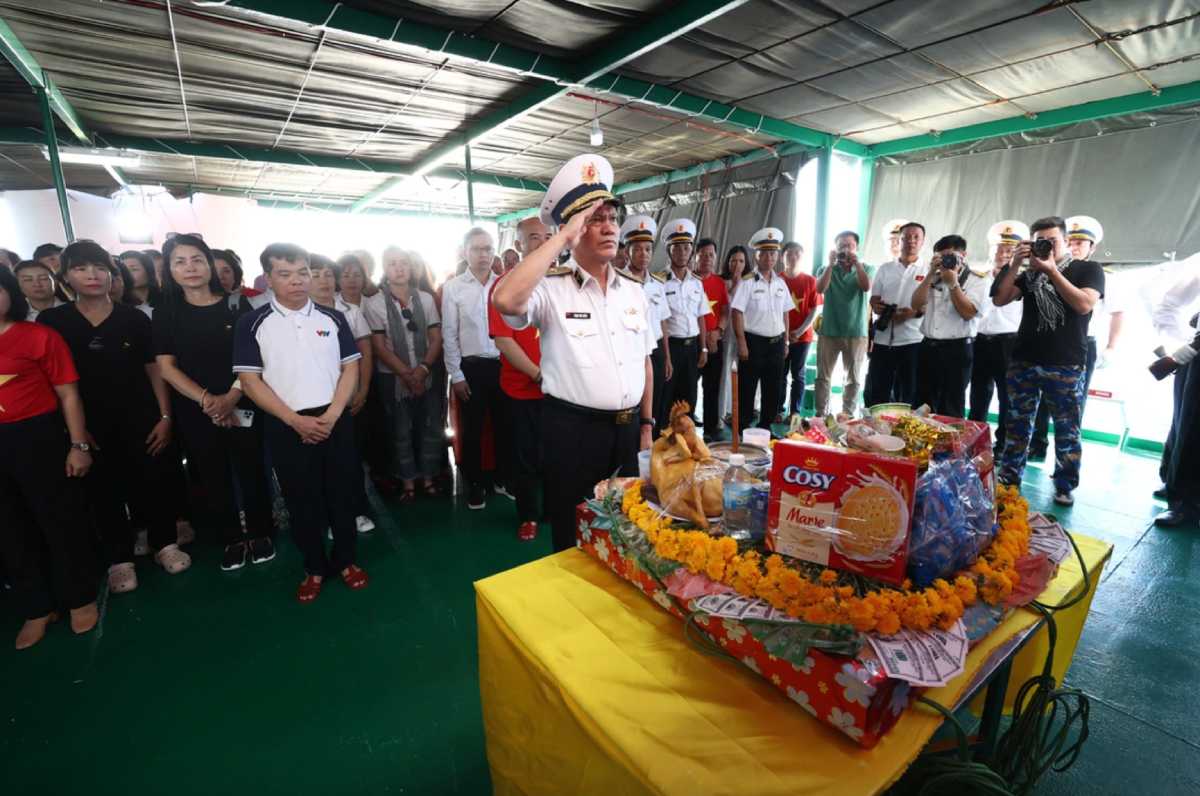 Lễ tưởng niệm các anh hùng liệt sĩ hy sinh vì chủ quyền biển đảo trên tàu 561. Ảnh: Ủy ban NVNONN
