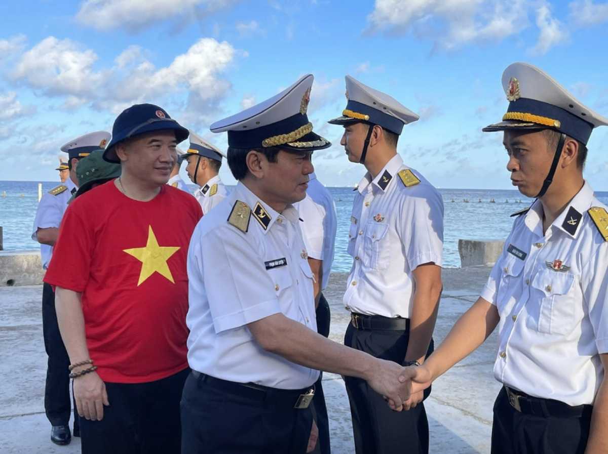 Đoàn công tác số 11 do Chuẩn đô đốc Phạm Văn Luyện, Phó chủ nhiệm chính trị Quân chủng Hải quân, thăm Trường Sa. Ảnh: Ủy ban Nhà nước về NVNONN