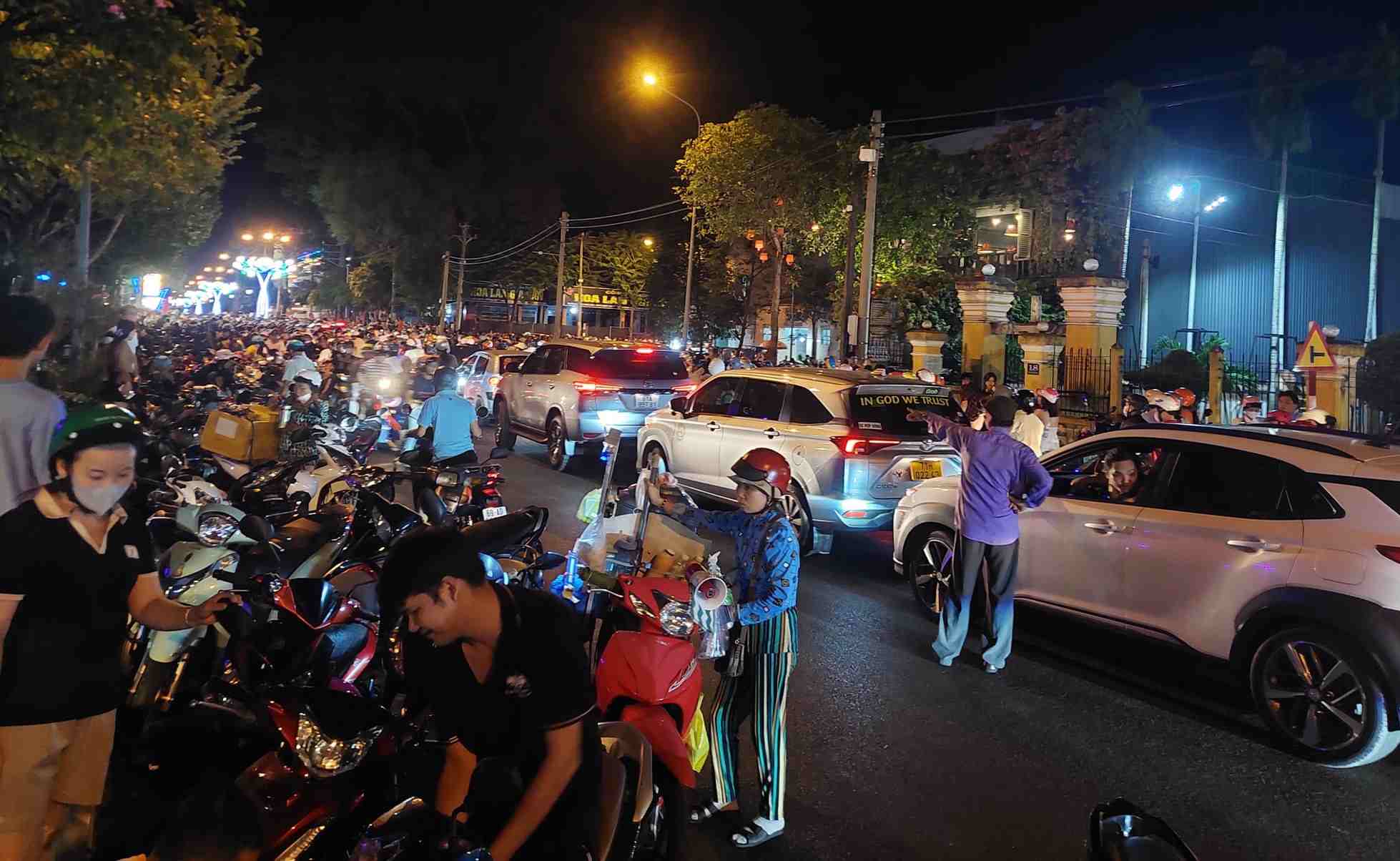 Hàng ngàn người đổ về đi xem biểu diễn nhạc nước. Người dân để xe máy ngay dưới lòng đường.