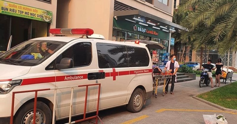 Một chiếc xe cứu thương bị bảo vệ khóa bánh tại một khu đô thị ở Hà Nội ngày 29.4. Ảnh: Người dân cung cấp