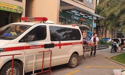 Một chiếc xe cứu thương bị bảo vệ khóa bánh tại một khu đô thị ở Hà Nội ngày 29.4. Ảnh: Người dân cung cấp