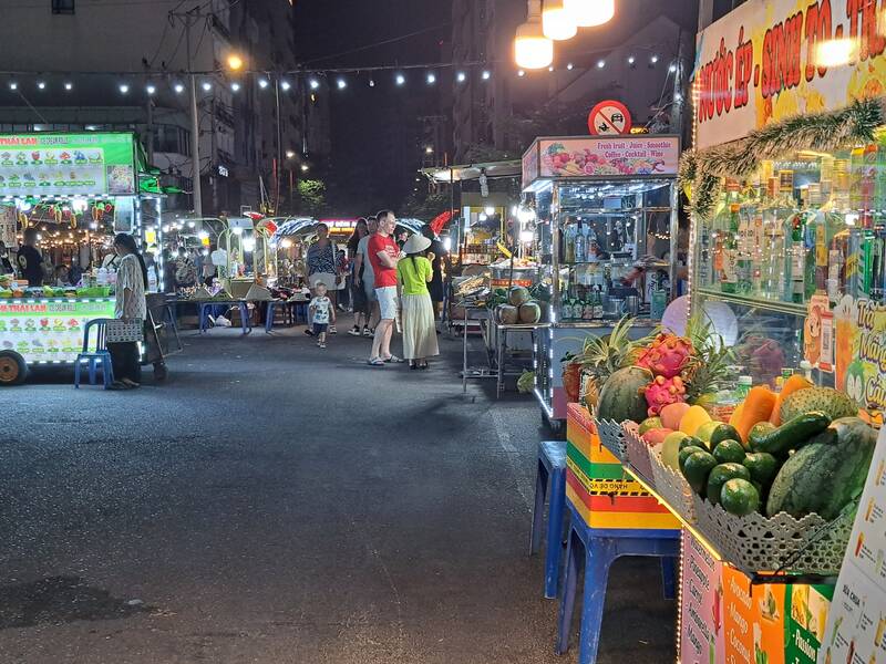 Dịp lễ 30.4 - 1.5, TP Đà Nẵng tổ chức đa dạng các hoạt động nhưng lượng khách đến chợ đêm An Thượng lại vắng vẻ không như mong đợi. Ảnh: Nguyễn Linh