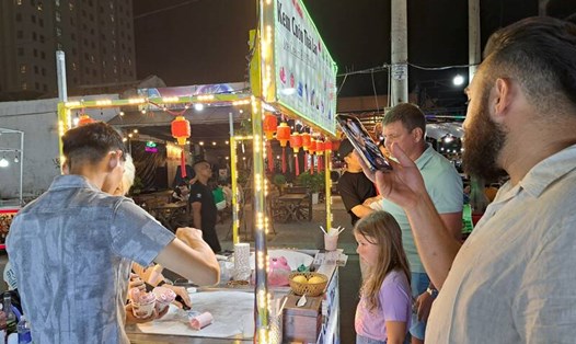 Chợ đêm An Thượng (quận Ngũ Hành Sơn, TP Đà Nẵng) vắng khách dịp lễ 30.4. Ảnh: Nguyễn Linh