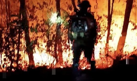 Lực lượng chức năng căng mình dập lửa, khống chế vụ cháy rừng trong đêm 30.4. Ảnh: Anh Tuấn