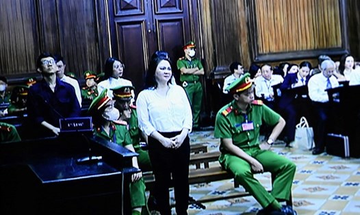 Bị cáo Nguyễn Phương Hằng tại phiên tòa xét xử sơ thẩm diễn ra vào tháng 9.2023. Ảnh: Anh Tú
