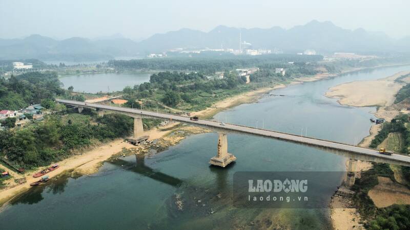 Mỗi khi đến mùa nước cạn, cầu An Hòa lại trơ móng. Ảnh: Lam Thanh