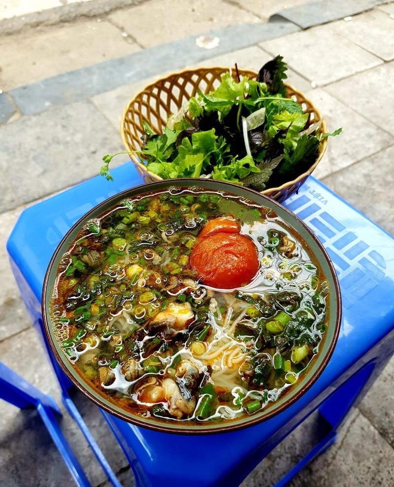 Bún ốc Giang nổi tiếng khu phố cổ vì hương vị đậm đà thơm ngon. Ảnh: Foody