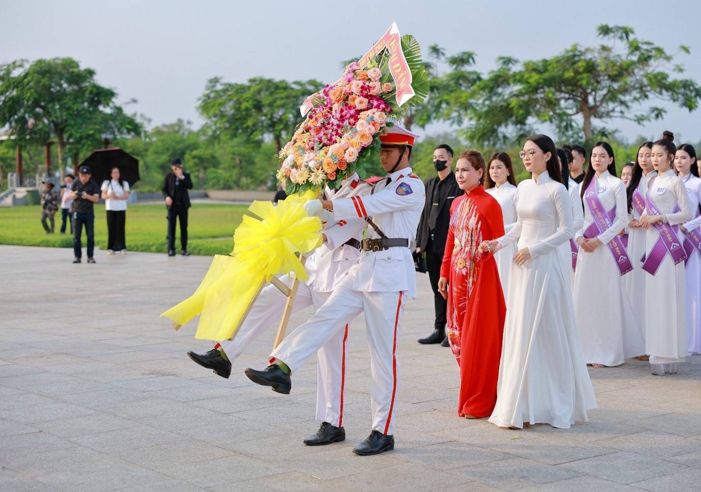 Nghi thức dâng hoa lên tượng đài Mẹ Việt Nam Anh Hùng Nguyễn Thị Thứ. Ảnh: NSX