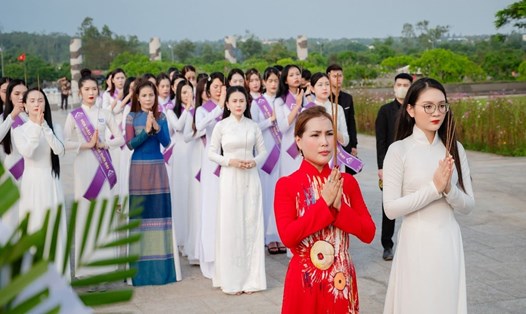 Thí sinh "Hoa hậu Việt Nam Thời đại 2024" dâng hương tại tượng đài mẹ Nguyễn Thị Thứ. Ảnh: BTC