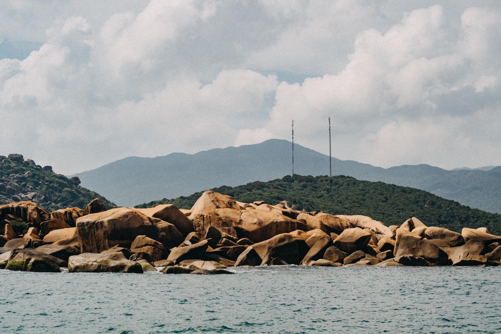 Theo anh Thuần, Hòn Nưa là một hòn đảo nhỏ, du lịch chưa quá phát triển nên còn hoang sơ. Nước biển trong xanh phù hợp với các hoạt động tắm biển, lặn ngắm san hô tuyệt đẹp. 