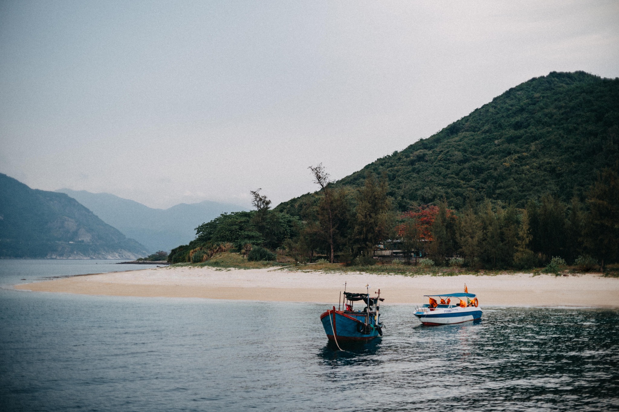 Anh Thuần cho rằng du khách đến Phú Yên có khá nhiều lựa chọn để du lịch. Ngoài Hòn Nưa, đảo Cù Lao Mái Nhà hay Thác Vực Hòm, Đồng Dinh, Cao Nguyên… cũng rất đẹp. “Nếu kể chắc không hết điểm vì còn tuỳ theo cách du khách muốn hướng đến chuyến đi như thế nào” – Anh Nhân bộc bạch.