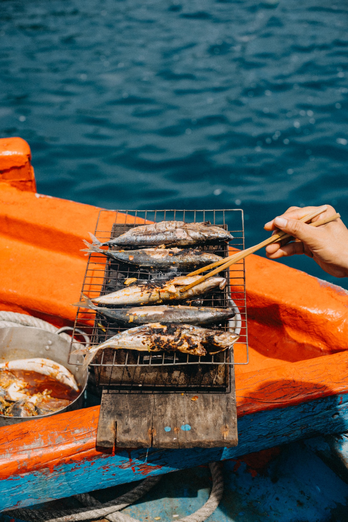 Du khách có thể thuê lều trại, các dụng cụ nấu nướng như bếp, than đá để cắm trại trên đảo. Hòn Nưa cũng có nhiều nhà hàng bán hải sản đã chế biến nhưng giá cả khá đắt đỏ.