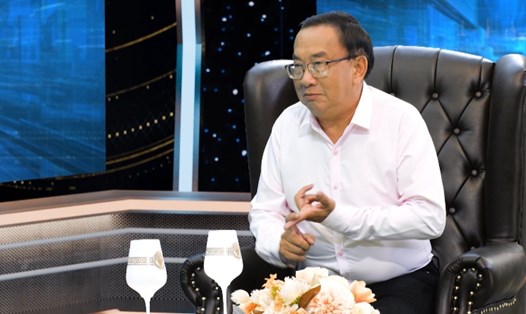 Giám đốc sân khấu kịch Idecaf - Huỳnh Anh Tuấn trong chương trình "Kính đa chiều". Ảnh: NSX.