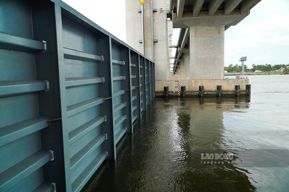 Vận hành đóng các cửa van của cống Cái Lớn. Ảnh: Nguyên Anh