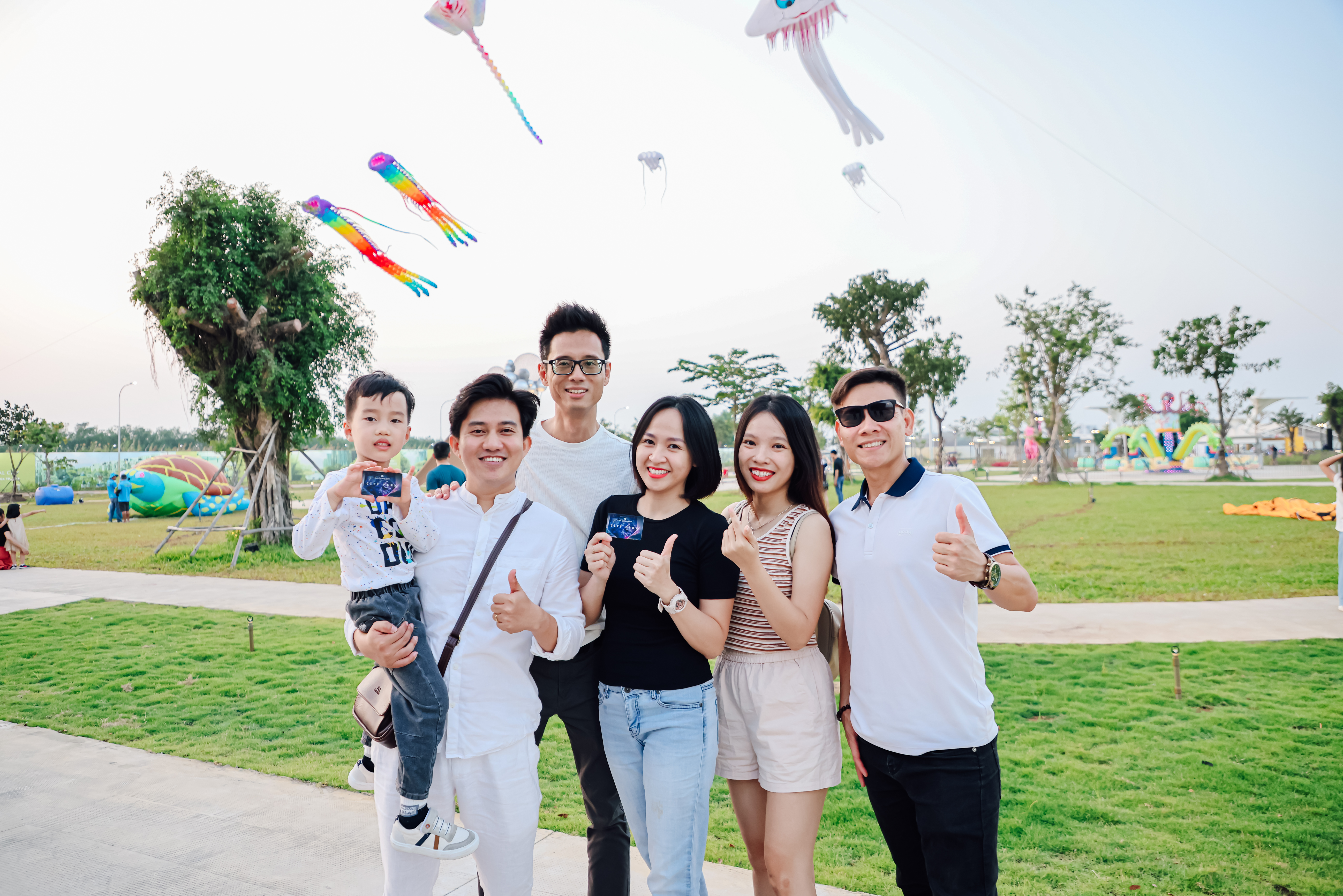 Những người đầu tiên hào hứng khoe chiếc thẻ City Park hiện đại, sử dụng cho tất cả các trò chơi tại đây. Anh: PT