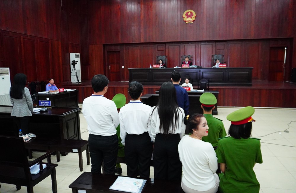 Phiên tòa được mở theo đơn kháng cáo xin giảm nhẹ hình phạt của các bị cáo Quân, Tân, Nhi và Hà. Người có quyền lợi, nghĩa vụ liên quan là bà Đinh Thị Lan, Đặng Thị Hàn Ni cũng có kháng cáo đối với bản án sơ thẩm.  