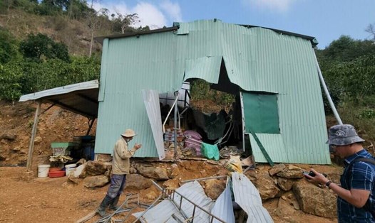 Nổ mìn khiến đá nặng hàng chục tấn lăn xuống cày nát vườn của người dân ở Lâm Đồng. Ảnh: Khánh Phúc