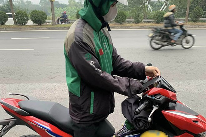 Tài xế xe ôm công nghệ mất bằng lái vẫn hành nghề đối diện rủi ro pháp lý