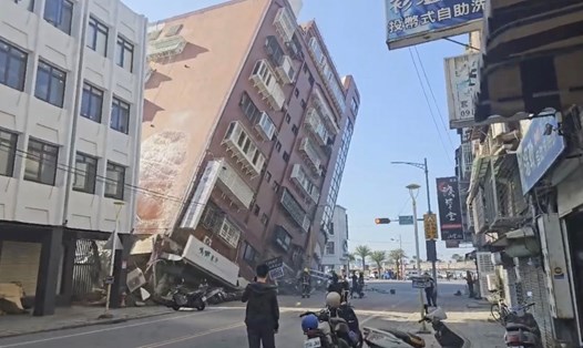 Tòa nhà ở Hoa Liên, Đài Loan sau động đất ngày 3.4. Ảnh: AP