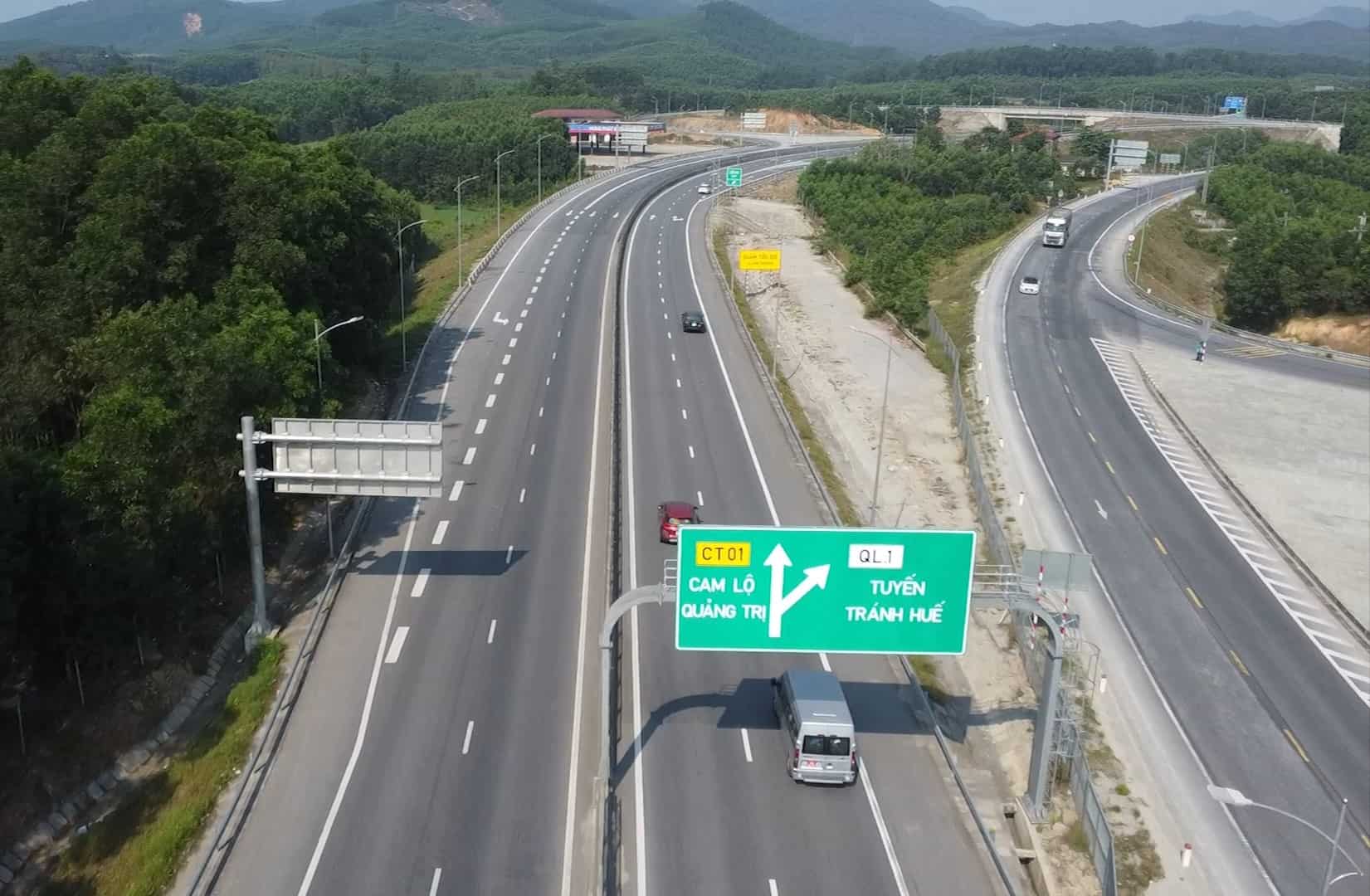 Được biết, cao tốc Cam Lộ - La Sơn dài hơn 98km đi qua 2 tỉnh Quảng Trị và Thừa Thiên Huế, hiện chỉ có 2 làn xe. Đưa vào sử dụng năm 2023, cao tốc này bộc lộ bất cập, xảy ra nhiều vụ tai nạn giao thông nghiêm trọng.
