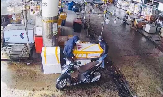 Đối tượng trộm 30kg hải sản tại chợ đầu mối thủy sản Thọ Quang (quận Sơn Trà, TP Đà Nẵng). Ảnh: Doãn Quang