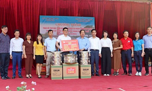 Cán bộ, công nhân viên chức lao động thị xã Sơn Tây (Hà Nội) hỗ trợ học sinh Điện Biên. Ảnh: CĐTX