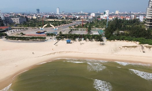 Chính quyền địa phương đã có những giải pháp tạm thời giúp biển Bảo Ninh đón du khách trong mùa du lịch sắp đến. Ảnh: Công Sáng.