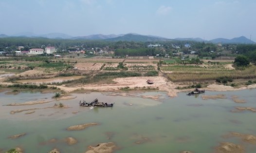 2 tàu cát công suất lớn hút cát gần mép sông, gần với đất đai sản xuất nông nghiệp của người dân. Ảnh: Thanh Tuấn 