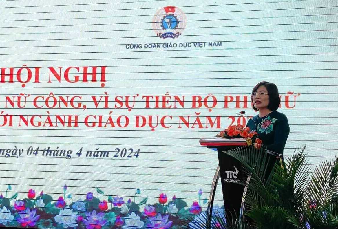 Bà Đặng Hoàng Anh - Phó Chủ tịch Công đoàn Giáo dục Việt Nam phát biểu tại buổi tập huấn. Ảnh: Mai Hương