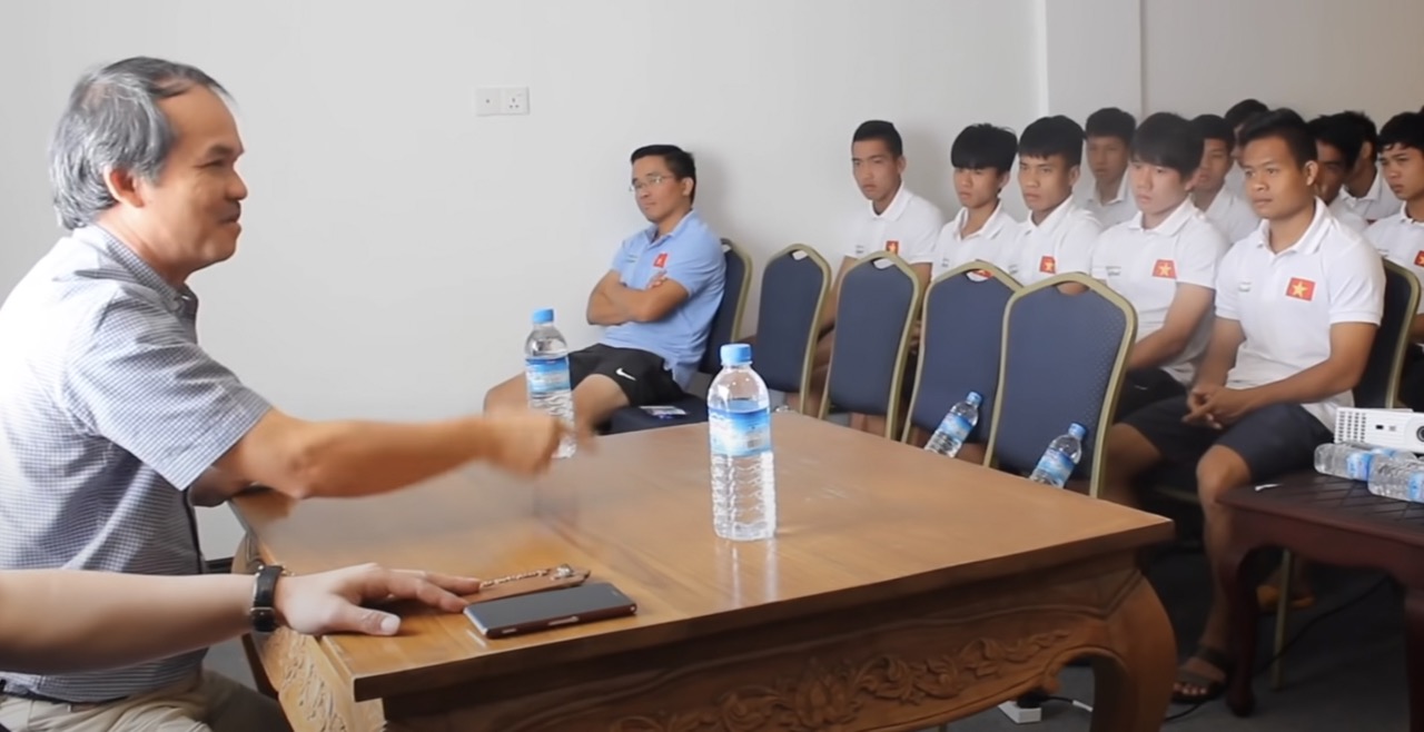 Bầu Đức trong cuộc nói chuyện với các cầu thủ U19 Việt Nam năm 2014. Ảnh cắt từ video 