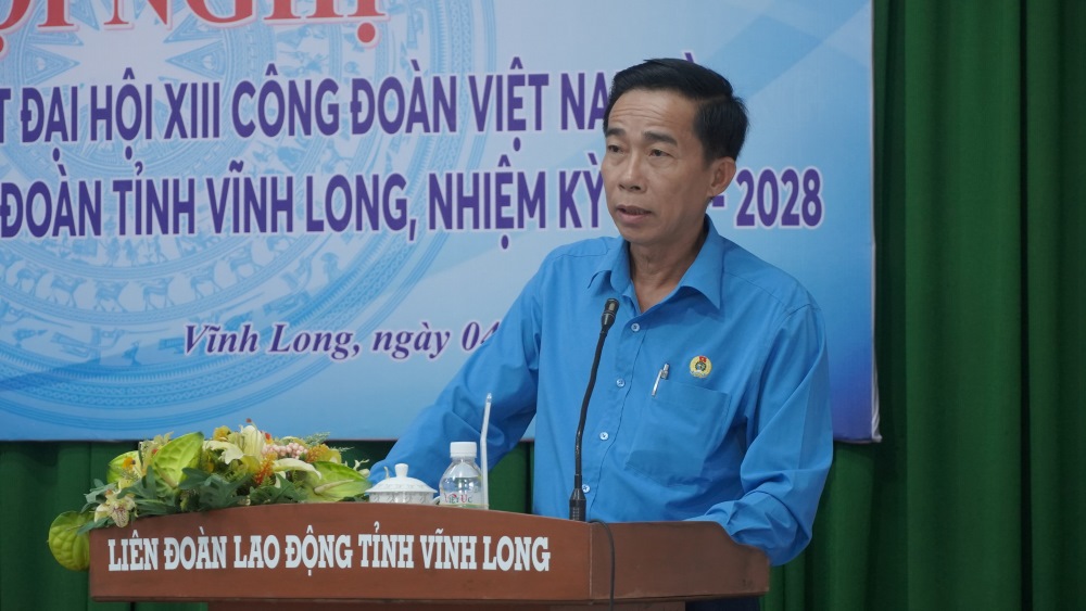 Chủ tịch LĐLĐ tỉnh Vĩnh Long Trần Văn Trạch phát biểu tại hội nghị. Ảnh: Tạ Quang