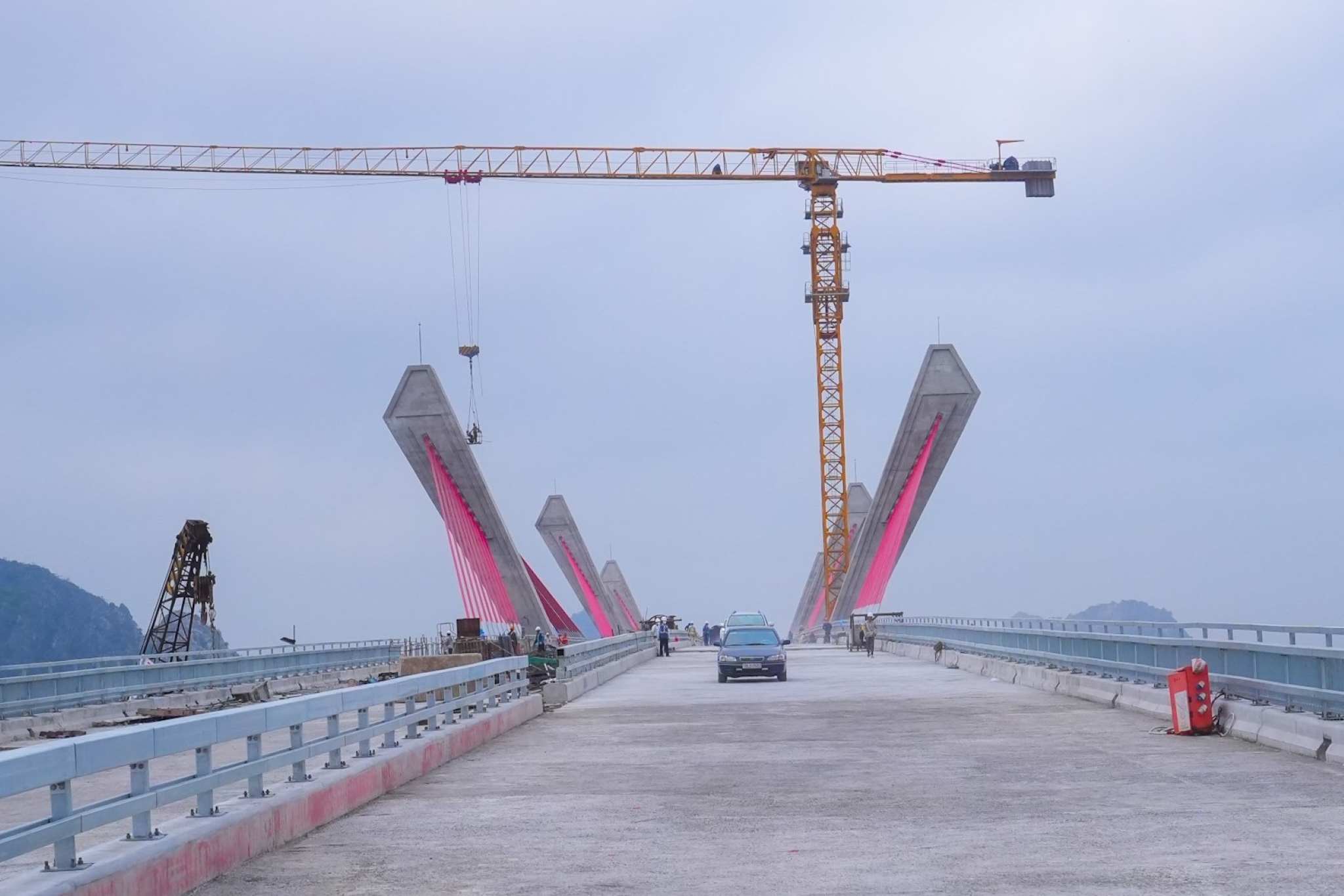 Dự án đầu tư xây dựng cầu Bến Rừng khởi công ngày 13.5.2022, thời gian thực hiện hợp đồng 24 tháng. Cầu có kết cấu vĩnh cửu vượt sông Đá Bạch với chiều dài cầu 1.865,3m. Ảnh: Đàm Thanh