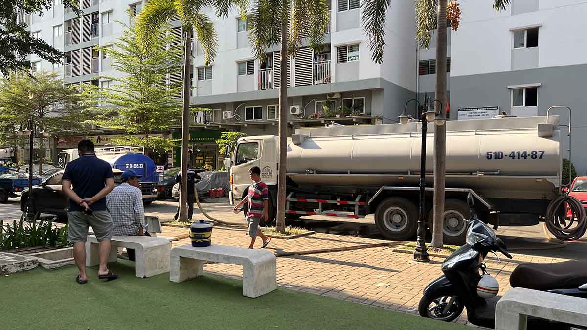 Các xe bồn liên tục cung cấp nước đầy bể chứa tại chung cư Ehome S, TP Thủ Đức. Ảnh: Như Quỳnh