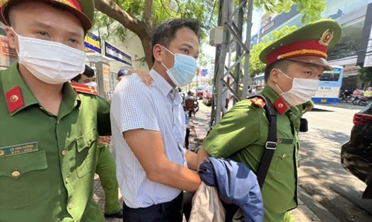 Công an tỉnh Khánh Hòa thực hiện lệnh bắt giữ đối với một số cán bộ CDC Khánh Hòa vào tháng 6.2022 để điều tra sai phạm tại một số gói thầu. Ảnh: Hữu Long