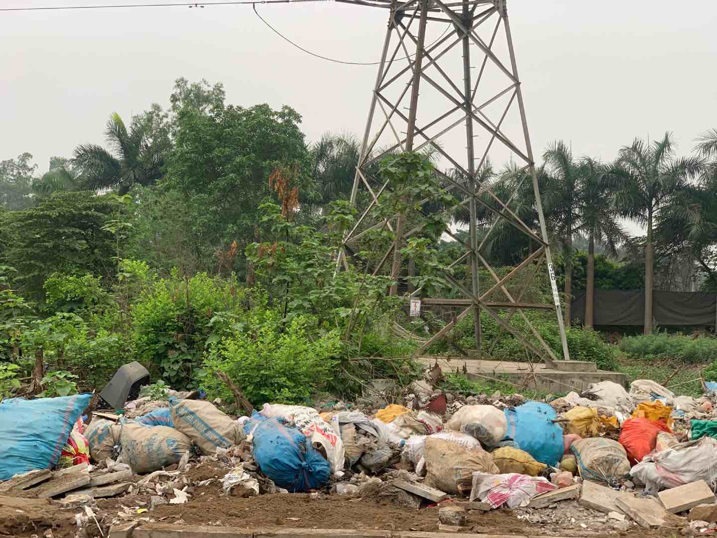 Ven đường Đại lộ Chu Văn An trở thành nơi tập kết rác tự phát. Ảnh: Nhật Minh