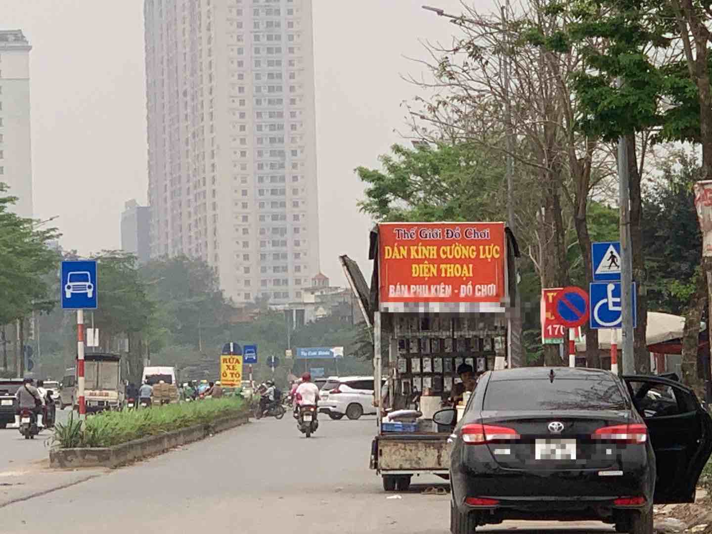 Xe bán phụ kiện điện thoại chiếm dụng lòng đường trái phép tại Đại lộ Chu Văn An (Hà Nội). Ảnh: Nhật Minh