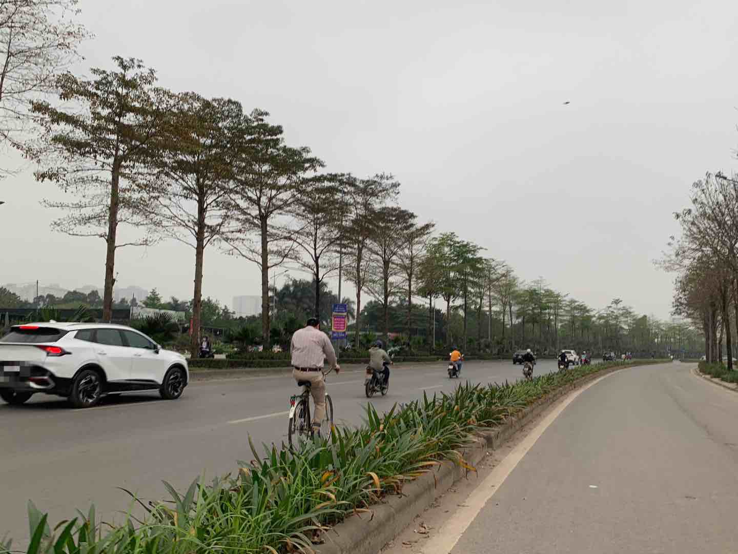 Hàng loạt xe máy, xe đạp di chuyển vào làn đường dành cho ôtô tại Đại lộ Chu Văn An. Ảnh: Nhật Minh