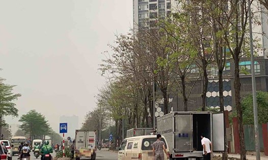 Nhiều xe tải tập kết bừa bãi trên Đại lộ Chu Văn An (Hà Nội) khiến các phương tiện xe máy phải đi vào làn dành cho ôtô. Ảnh: Nhật Minh