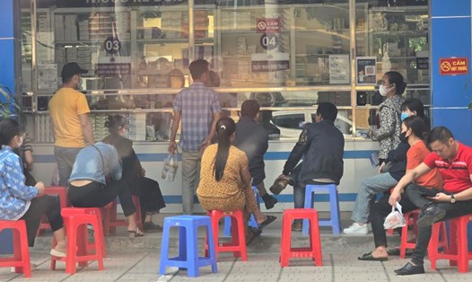 Người nhà bệnh nhân, bệnh nhân xếp hàng đợi đến lượt mua thuốc tại nhà thuốc BVĐK tỉnh Thái Bình vào sáng ngày 2.4. Ảnh: Trung Du