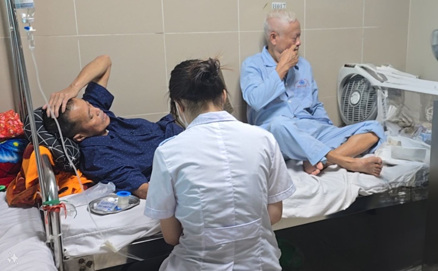 Người bệnh lớn tuổi nằm, ngồi chen chúc nhau tại Khoa Lão khoa, BVĐK tỉnh Thái Bình trưa 2.4. Ảnh: Trung Du