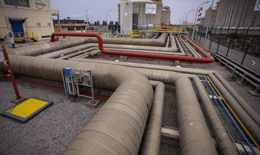 Một cơ sở tái khí hóa LNG ở Tây Ban Nha. Ảnh: AP