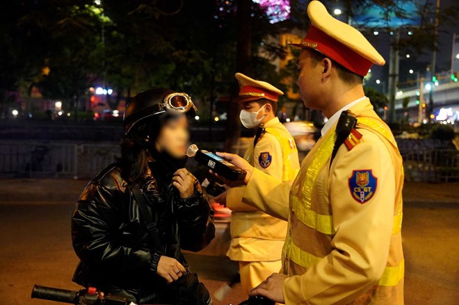 Người dân Việt Nam rất quan tâm đến các thông tin liên quan đến xử phạt do vi phạm nồng độ cồn. Ảnh: Hữu Chánh