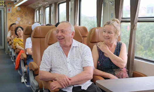 Khách quốc tế đến Huế trải nghiệm đoàn tàu du lịch Huế - Đà Nẵng. Ảnh: Phúc Đạt